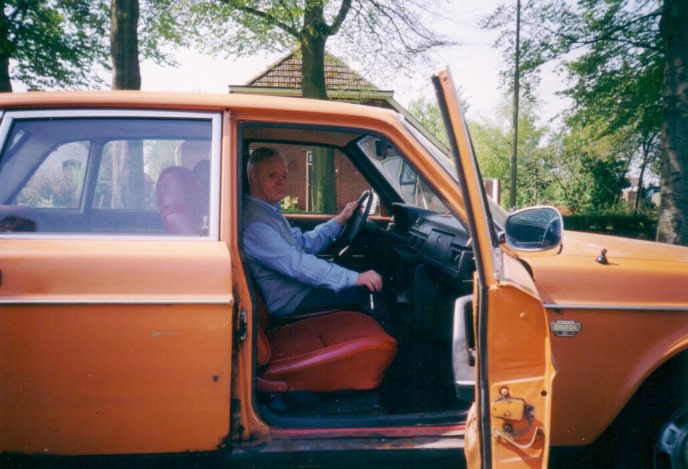 Geert achter het stuur van de volvo (klik om te vergroten)