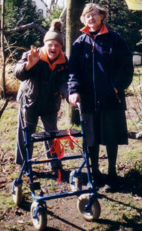 Geert met rollator in de tuin (klik om te vergroten)